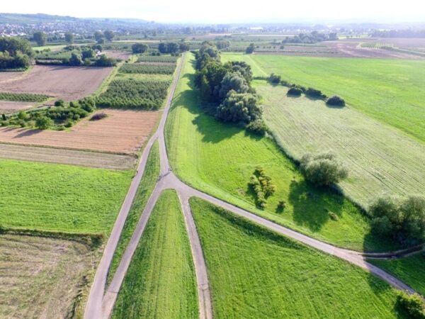 ドローンで空撮した農村地帯のイメージ画像