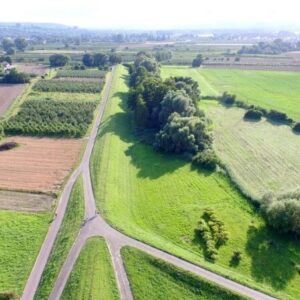 ドローンで空撮した農村地帯のイメージ画像