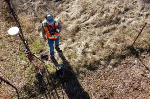 ドローンで操縦している人を上空から見ている様子