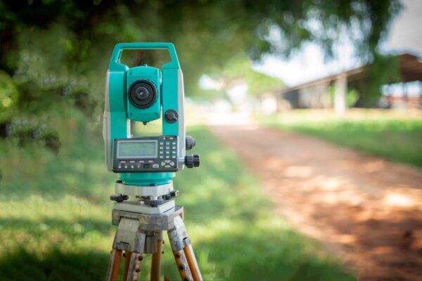 測量調査に必要なトータルステーションのイメージ画像