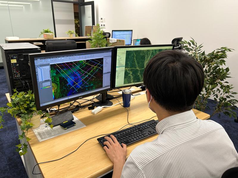 室内で3DCAD作業をしている様子